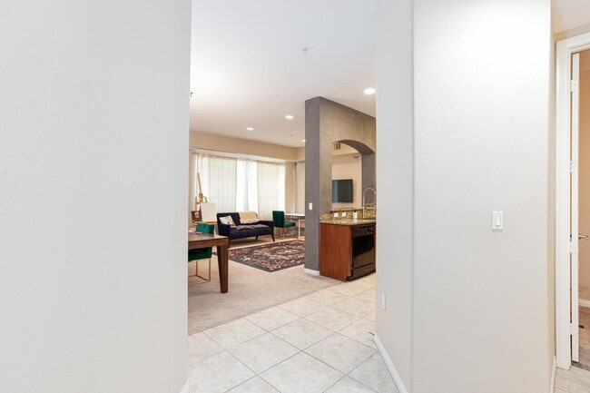 Foto del edificio - Partially Furnished Condo | Gourmet Kitchen, Pool & Fitness Center | 6-Month Lease Available