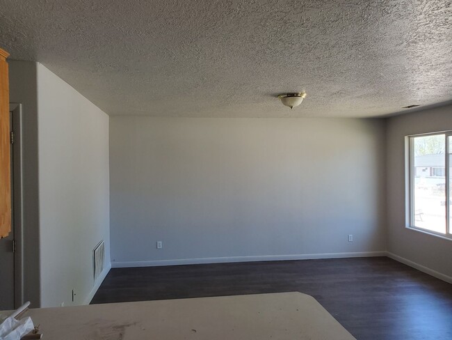 Building Photo - Duplex in Central Cedar City
