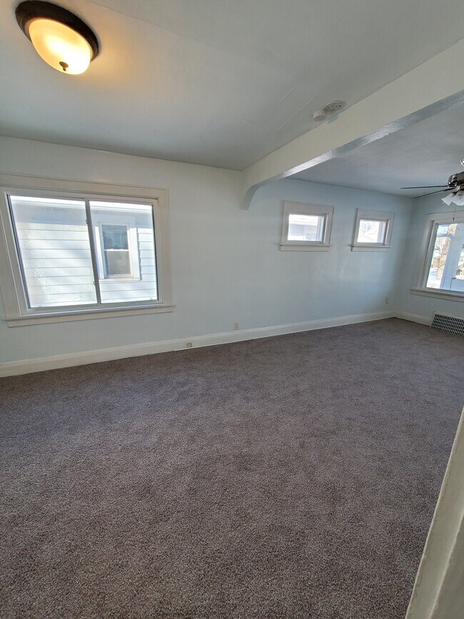 Building Photo - Charming 3Bed/1Bath Home Near Wauwatosa!