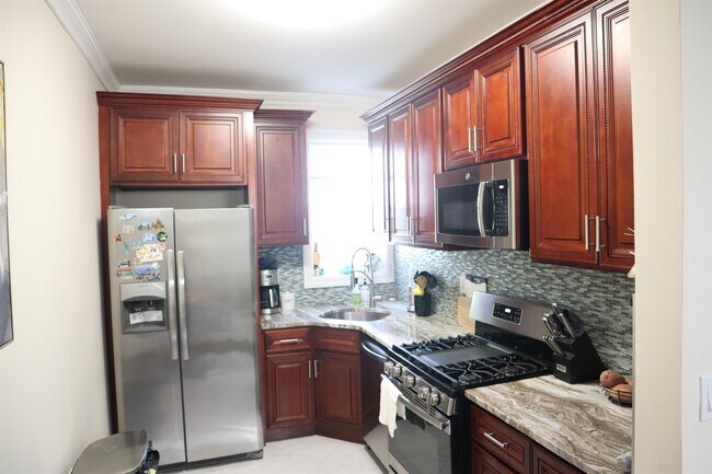Foto del edificio - 408 Woodlawn Ave