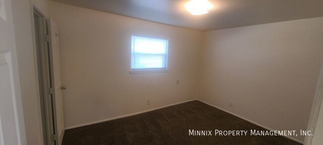 Building Photo - 711 S Austin Ave