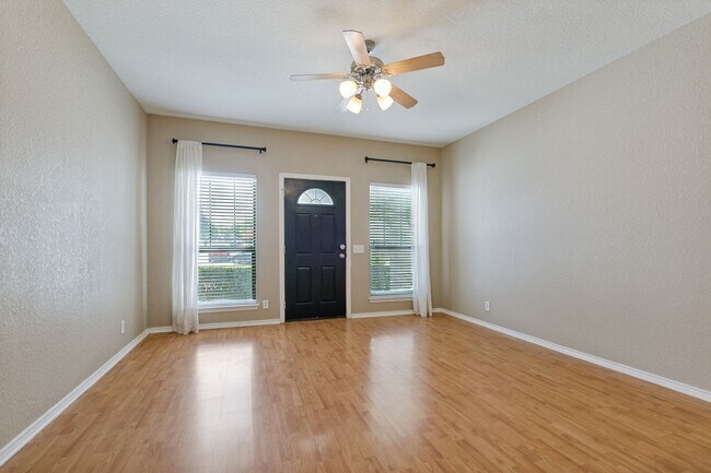 Foto del edificio - Two Bedroom Townhouse, Great Location!