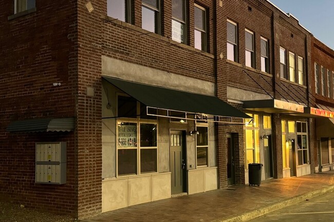 Building Photo - 9th Street Lofts/ RENOVATED 2023