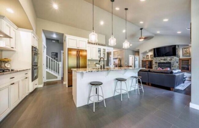 Building Photo - Luxury home on generous lot in the prestigious hills of East Medford!