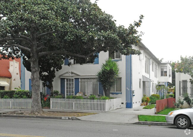 Building Photo - 336 S Doheny Dr