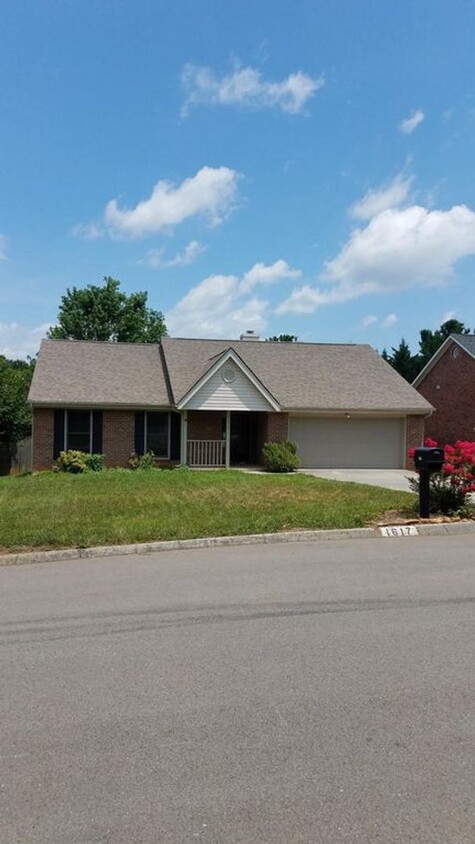 Foto principal - Knoxville 37922 - 3 bedroom, 2 bath home -...