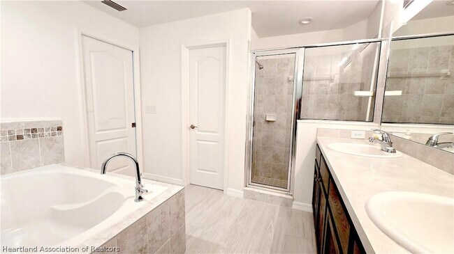 Foto del edificio - 3120 Calypso Dr