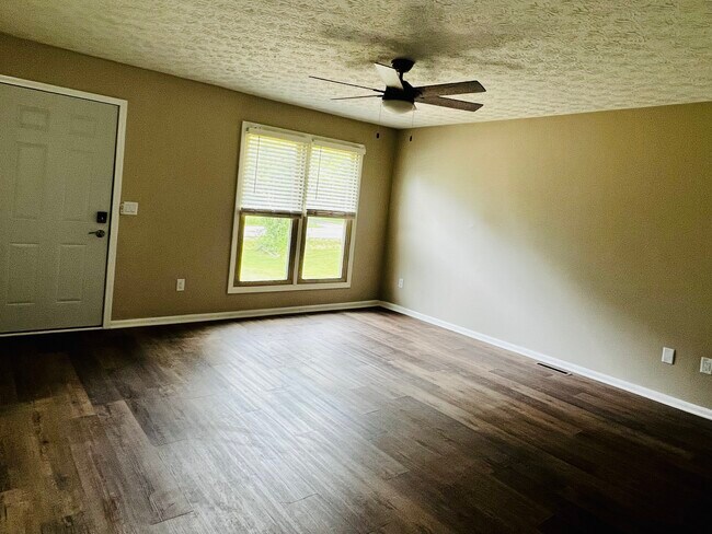 Living room - 2104 Summit View Rd