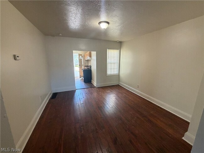 Foto del edificio - 15416 Waterloo Rd