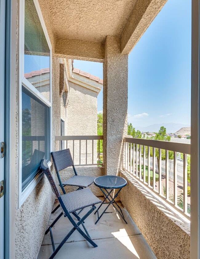 Building Photo - Fully Furnished 2 Bedroom 2 Bath Breathe T...