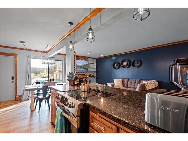 Foto del edificio - 4424 Cedar Lake Rd