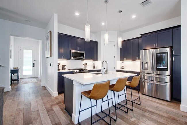 Building Photo - 413 W Odell St