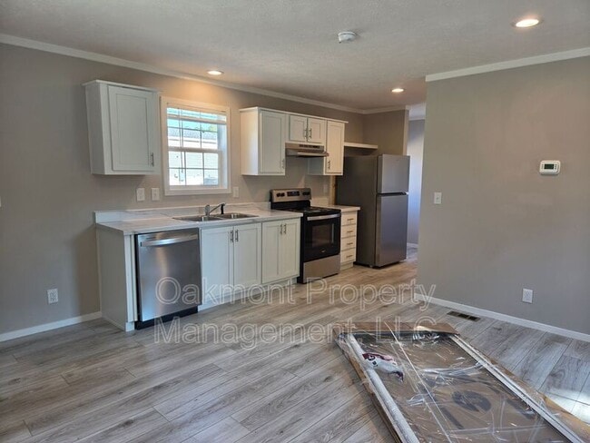 Building Photo - 223 Plum Dr