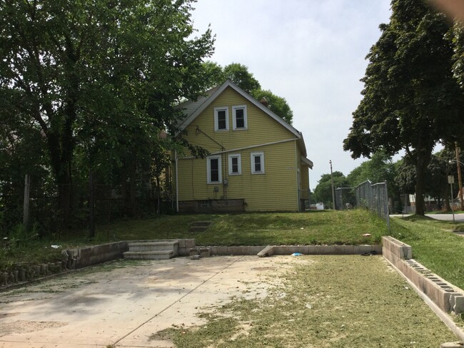 Building Photo - Roomy 3 Bedroom Single Family Home ( Frank...