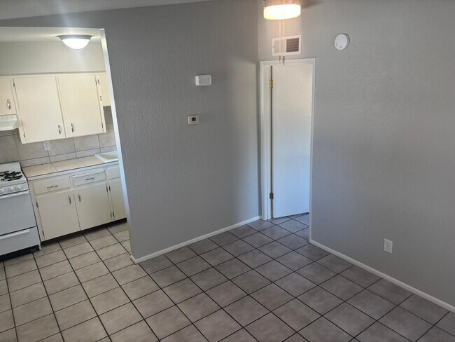 Building Photo - 2033 S Forest Ave