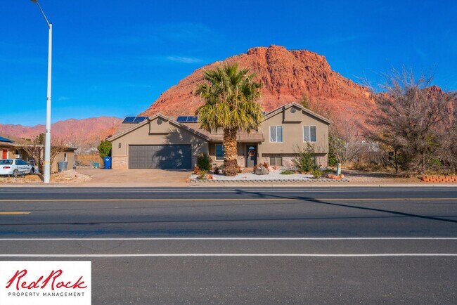Building Photo - Beautiful 5 Bedroom Home with a Large Back...