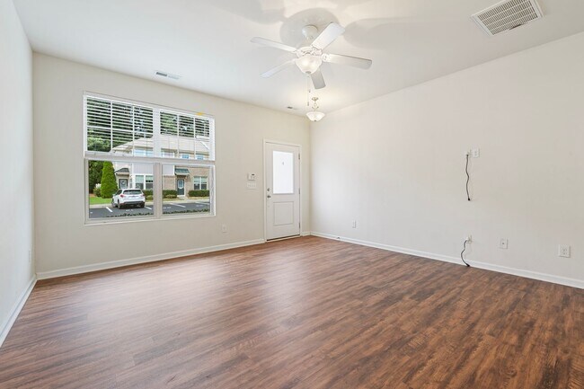 Building Photo - 2 Bedroom, 2.5 Bath Townhome in Thompson R...