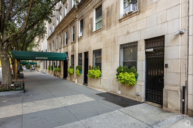 Building Photo - 17 E 96th St
