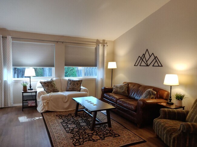 Building Photo - Stylish SW Bend 3×2 with Fenced Yard