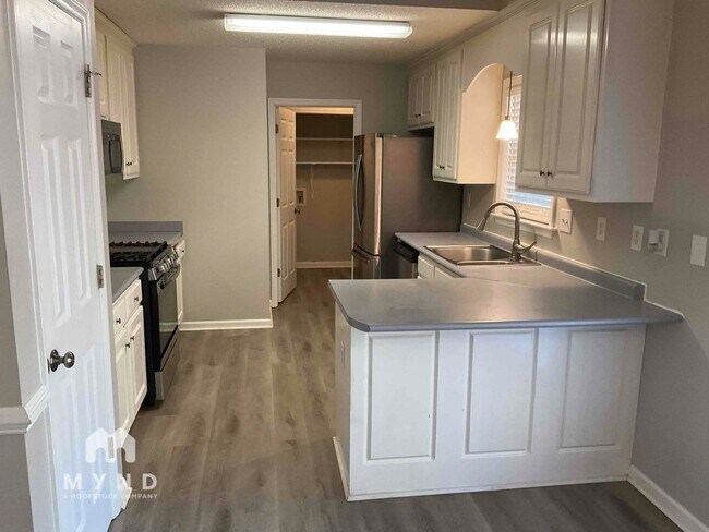 Building Photo - 165 S Ridge Dr