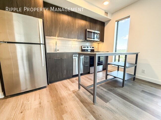 Building Photo - Modern 1 Beds, 1 Baths Apartment/Condo | A...