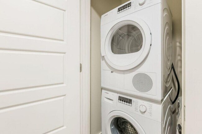 Building Photo - 201 Magazine St