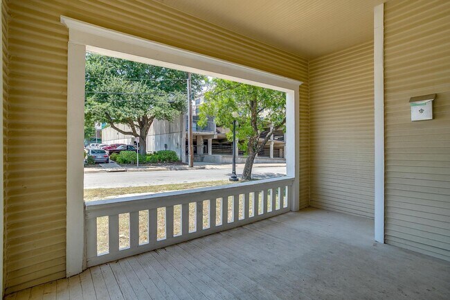 Foto del edificio - Large 4 Bed, 2 Bath in the heart of Histor...