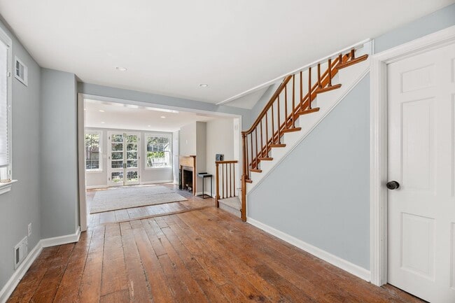 Building Photo - Beautiful & Sunny 2BR Single Family House ...