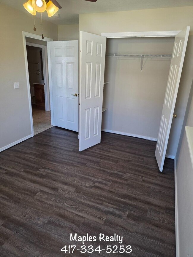 Foto del edificio - 3 Bed | 2 Bath Home in Hollister, MO – Flat Yard + 2-Car Garage