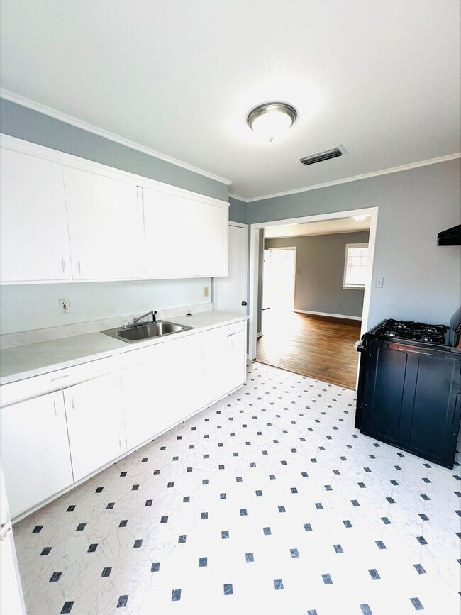 Building Photo - Lakeside Villa Apartment