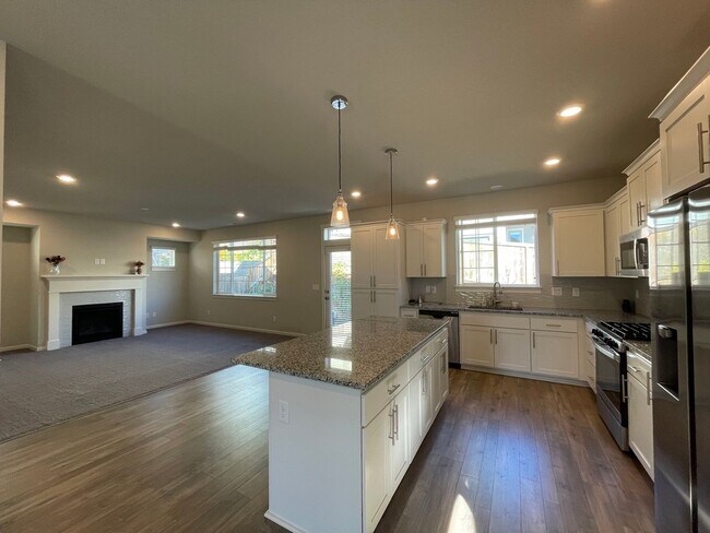 Building Photo - Spacious 3 Bed 2.5 Ba House in Happy Valle...