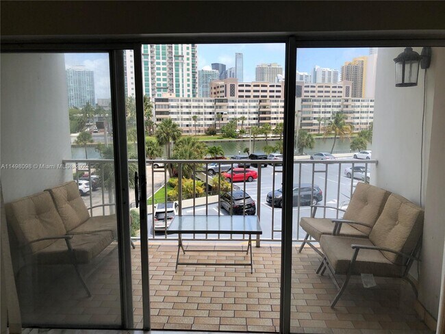 Foto del edificio - 300 Bayview Dr