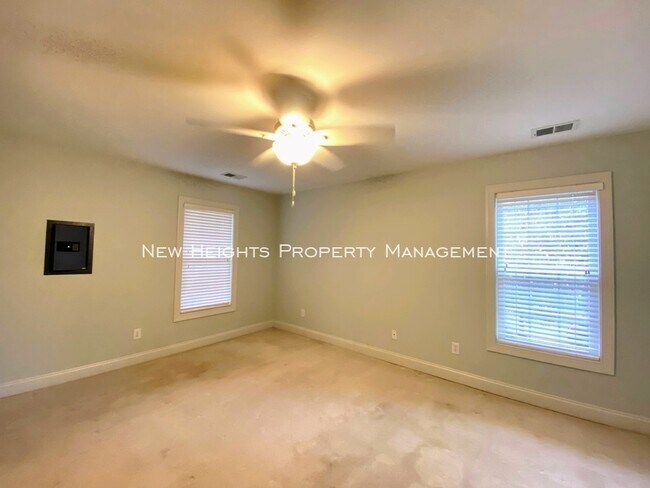 Building Photo - Lovely home in Hamlet Square
