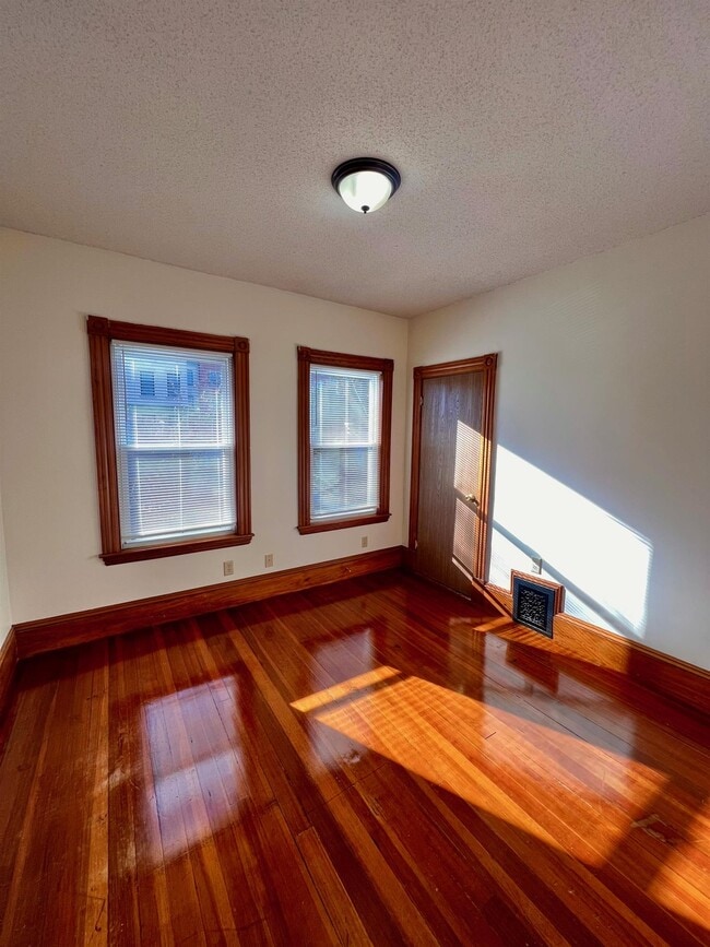 Building Photo - 22 Temple St