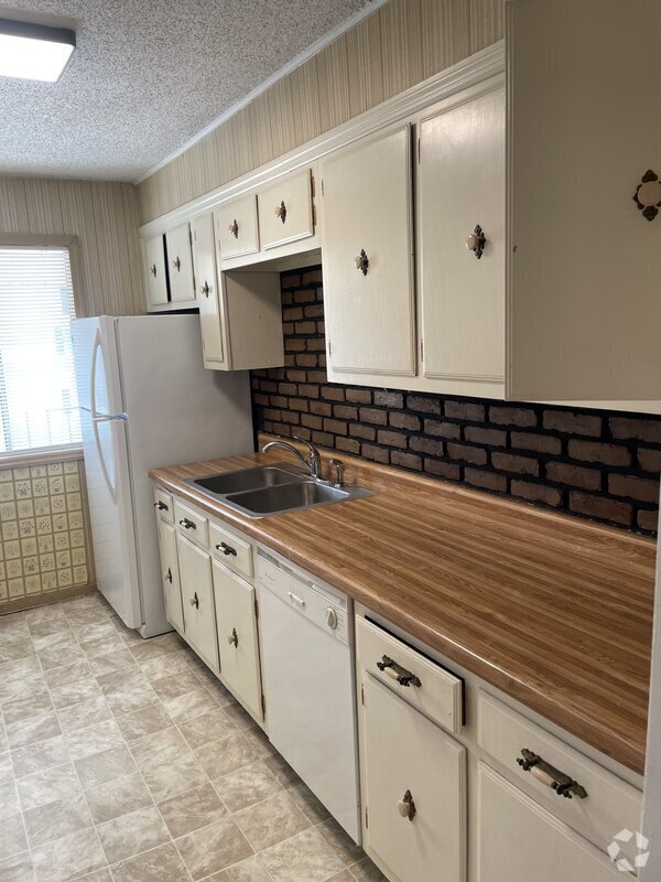 Building Photo - 1208 Bush River Rd