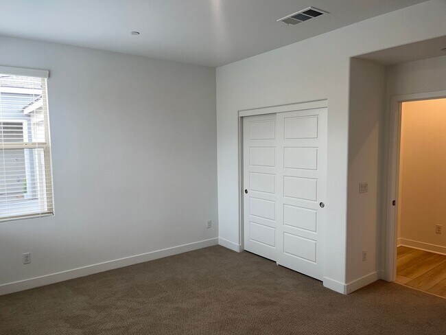 Building Photo - 2 Bedroom, 2 Bath Home Located in Altis 55...
