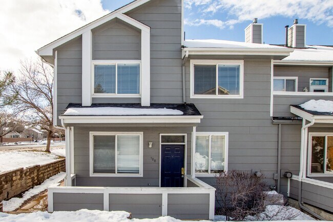 Building Photo - Spacious open plan three bed two bath town...