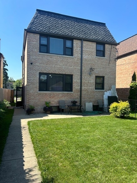 Building Photo - 6620 W Devon Ave