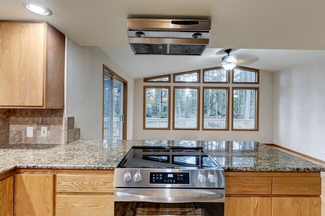 Building Photo - 3 Bedroom 2.5 bathroom nestled in woods with water view