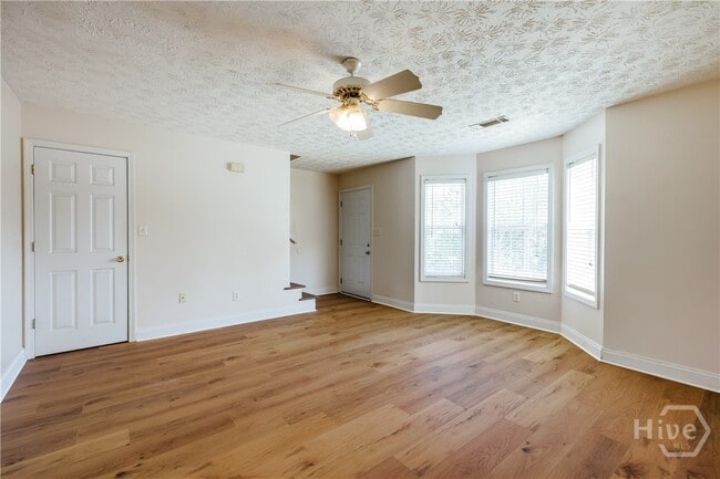 Foto del edificio - 275 Westchester Cir