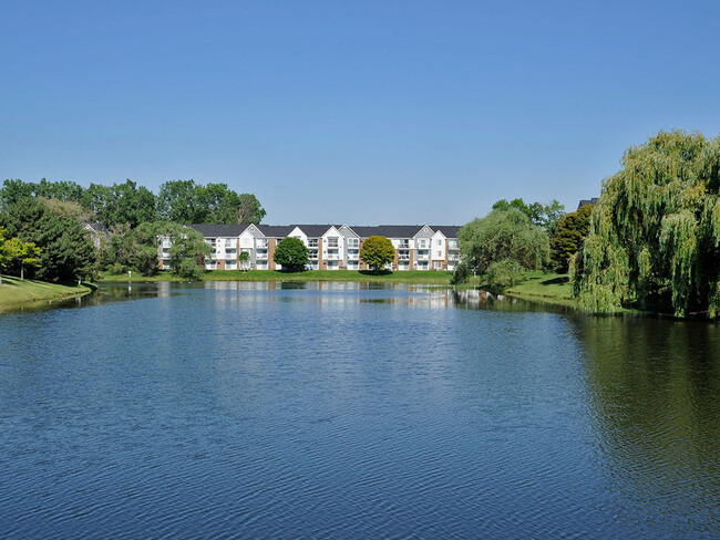 Amplio lago dentro del complejo - The Landings Apartments