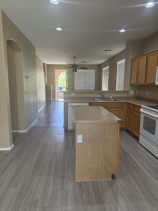 Building Photo - Beautiful Home in Power Ranch!
