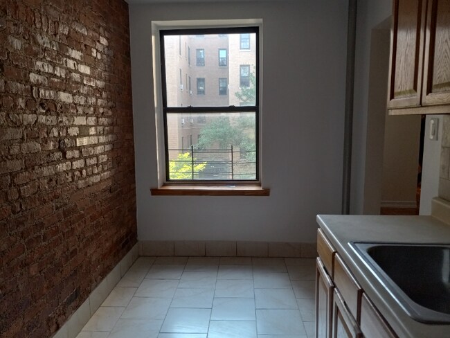 Foto del edificio - 12 Adrian Ave