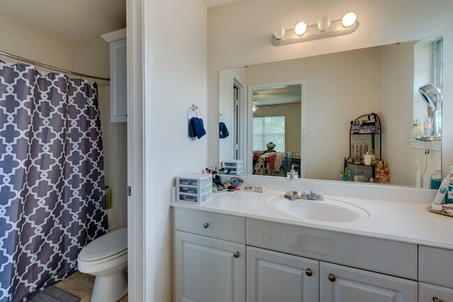 Building Photo - AUGUST PRE-LEASE Beautiful 3 Bed, 3.5 Bath Minutes from Campus!