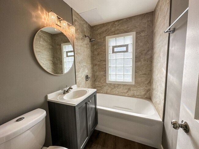 Foto del edificio - 5677-5679-5679 N 61st St