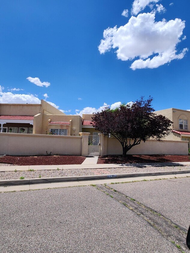 3821 Sunbird Dr NW, Albuquerque, NM 87120 Townhouse for Rent in