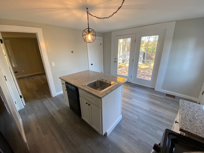 Building Photo - Recently Remodeled one bedroom with large kitchen