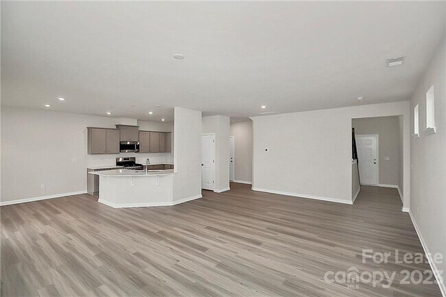 Foto del edificio - Stunning Almost New Home in desirable Chat...