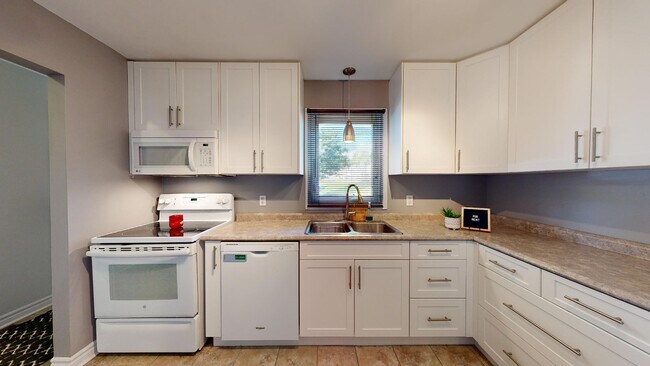 Building Photo - MODERN THREE BEDROOM TOWNHOME SOUTHEAST LO...