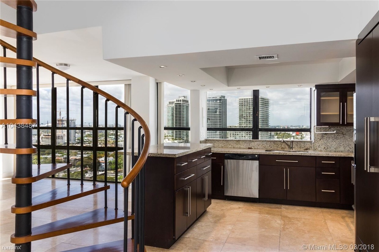 Foto principal - 600 NE 36th St